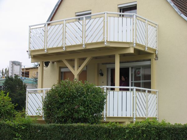 Anbau-Balkon mit Holzunterbau, Alu-Elemente Diagonal und Senkrecht