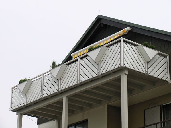 Anbau-Balkon - Unterbau in Brettschichtholz, Alu-Geländer mit Diagonal-Elementen, Dreieck-Blumenkasten