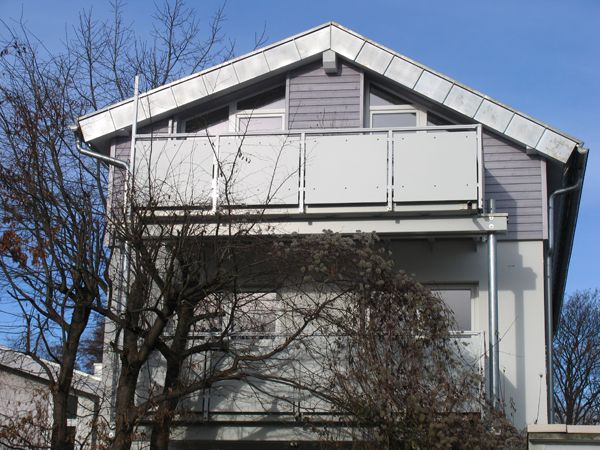 Anbau-Balkon - Unterbau Holz/Stahlstützen, Geländer in Alu mit HPL-Platten